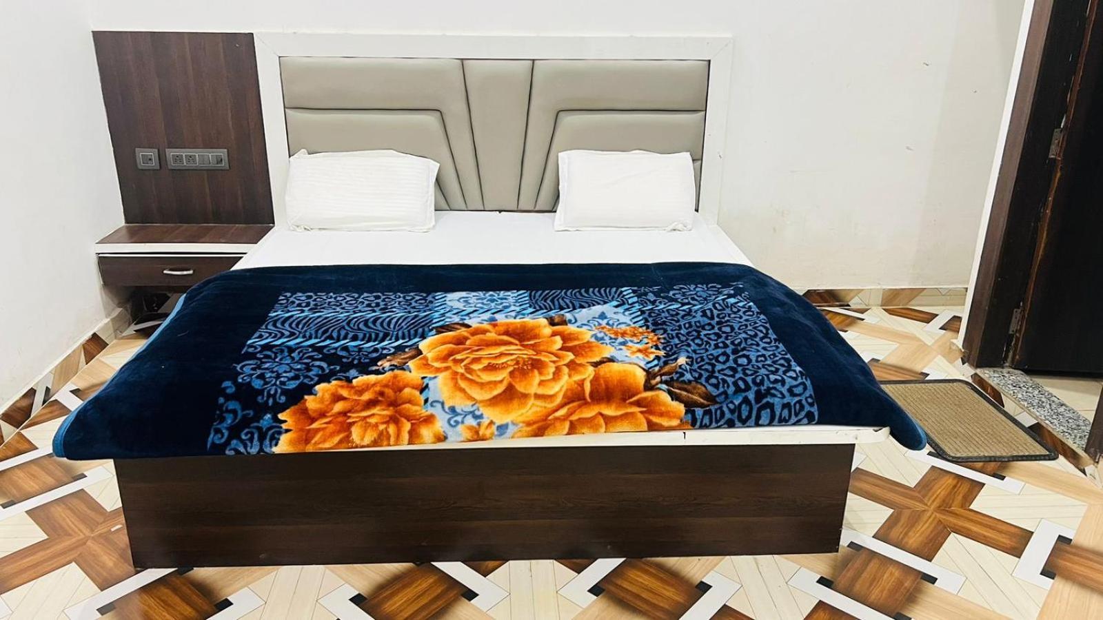 Hotel Rudra Residency Near Railway Station Mathura Kültér fotó